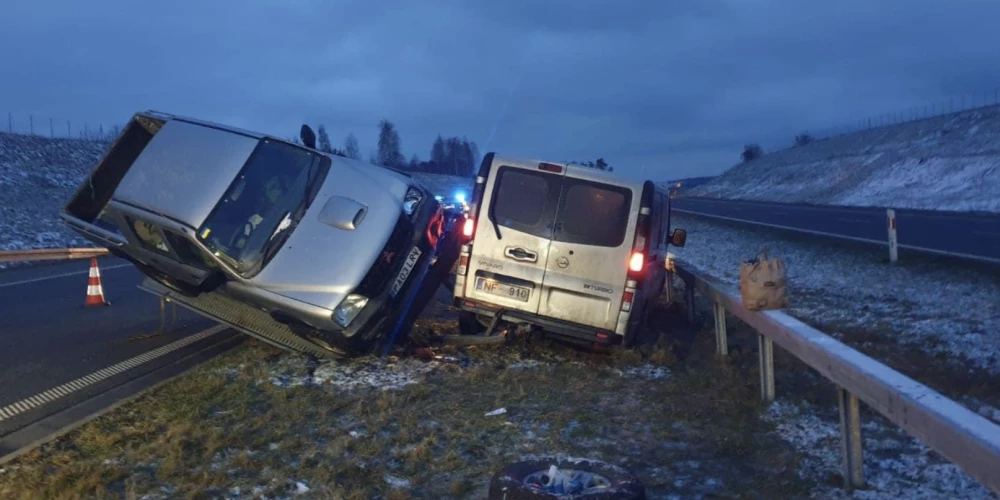Autovadītāja "dzīves pārdzīvojumi izsit no ceļa," Polijā avārijā cietis Latvijas "Tviterkonvojs"