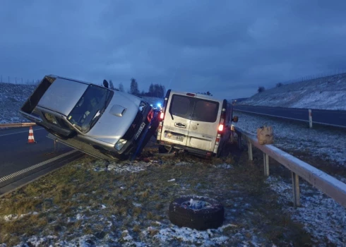Autovadītāja "dzīves pārdzīvojumi izsit no ceļa," Polijā avārijā cietis Latvijas "Tviterkonvojs"