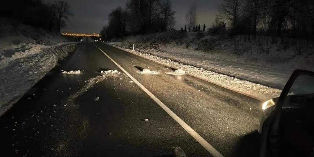 Naktī uz kādas šosejas nolikti ar sniegu apklāti ķieģeļi liek autovadītājiem būt īpaši modriem