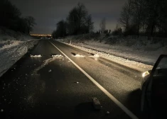 Uz Daugavpils - Braslava autoceļa nolikti ķieģeļi, kas apklāti ar sniegu.