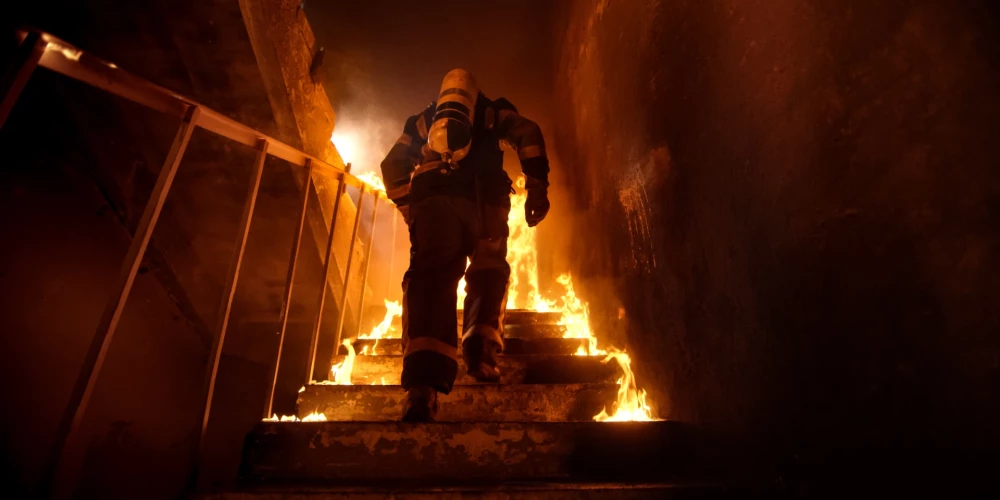 Пожар в Скрунде - человек погиб в задымленной комнате