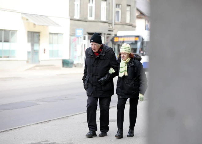 Kāds ir minimālais darba stāžs, lai pretendētu uz vecuma pensiju?