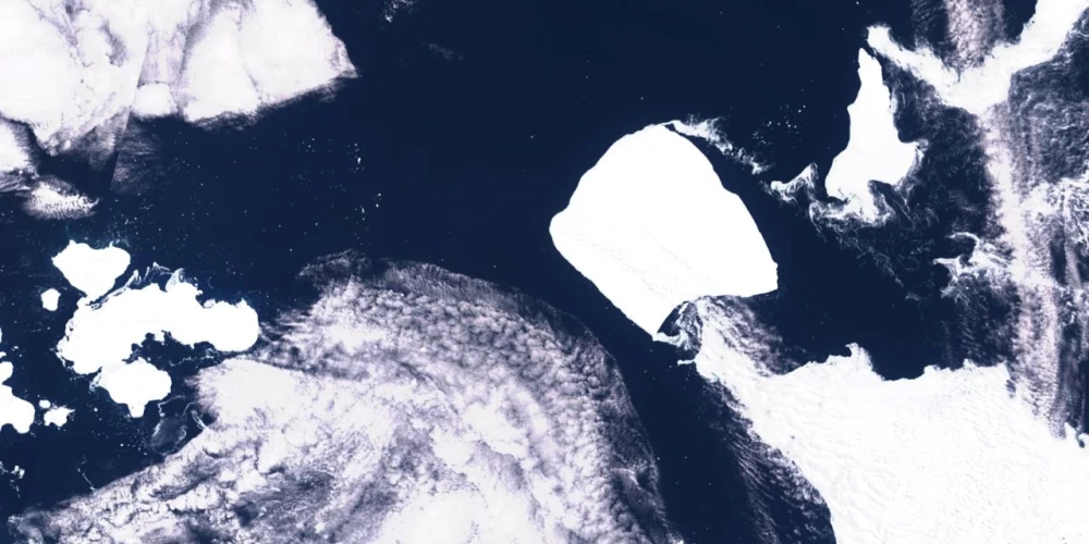 Viens no pasaulē lielākajiem aisbergiem sācis dreifēt ārpus Antarktīdas ūdeņiem