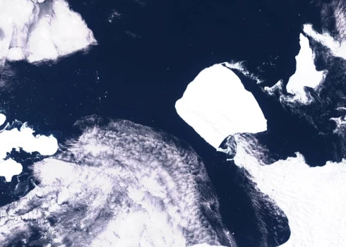 Viens no pasaulē lielākajiem aisbergiem sācis dreifēt ārpus Antarktīdas ūdeņiem