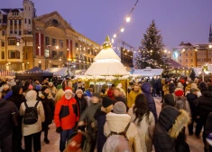 В день открытия ярмарки 3 декабря в 17:00 всех желающих приглашают на Домскую площадь, где состоится зажжение крупнейшей в Риге елки. (Фото: Гиртс Озолиньш)