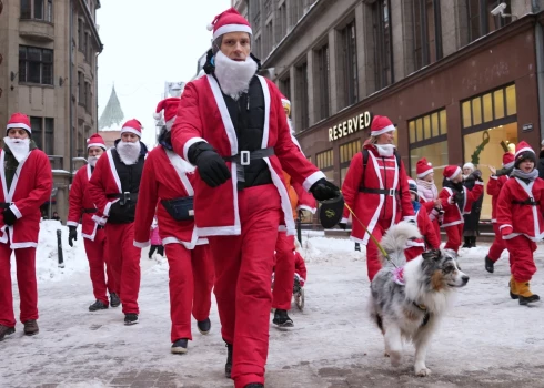 3 декабря в Риге состоится традиционный забег Санта-Клаусов. Как принять участие?