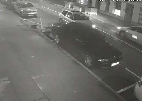 VIDEO: Tallinas ielā autovadītājs ietriecas divās stāvošās mašīnās
