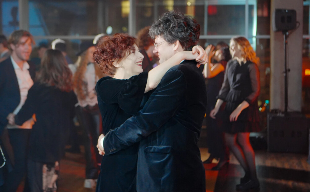 VIDEO: kā tikko iemīlējušies! Zane un Vilis Daudziņi metas kaislīgās dejās aktieru ballē