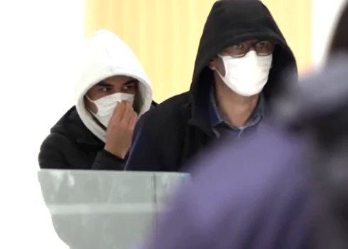 Francijā tiesā pusaudžus, kuri palīdzēja zvēriski nogalināt skolotāju