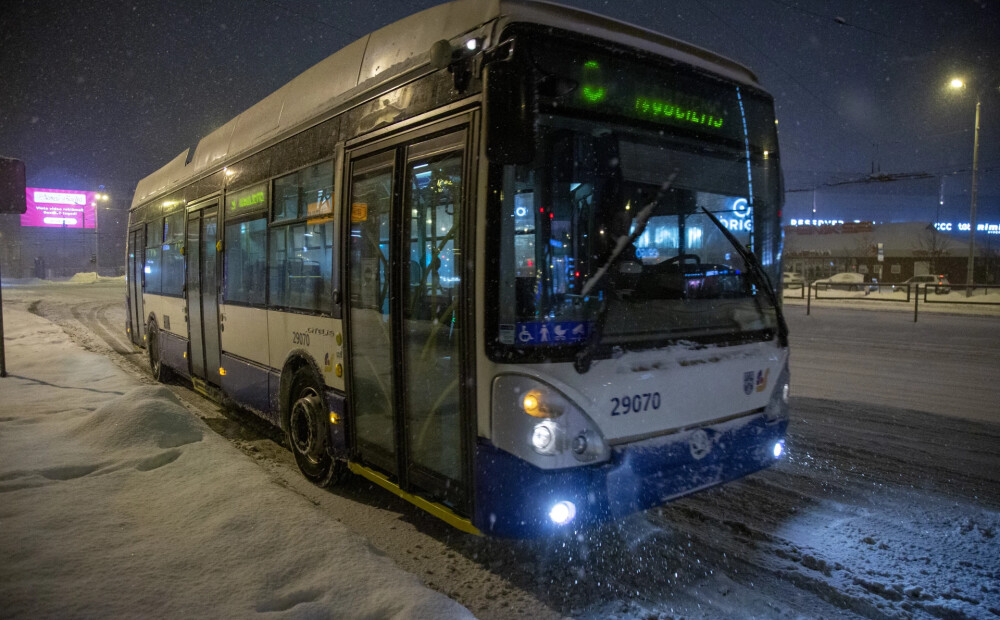 Rīgā sniega dēļ kavējas sabiedriskais transports
