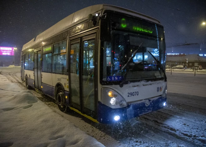 Rīgā sniega dēļ kavējas sabiedriskais transports