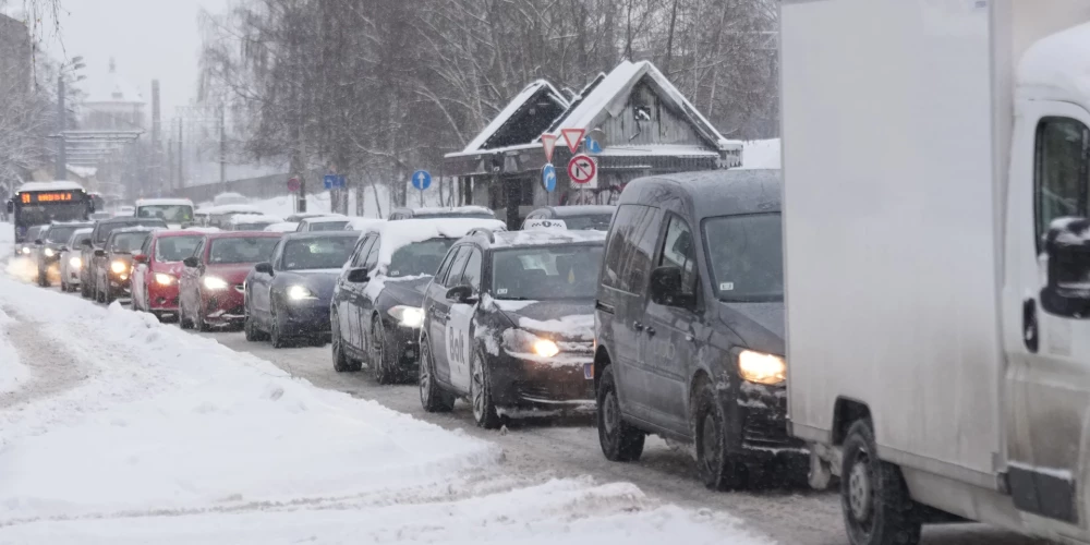 Снег в Риге снова доставил проблемы: задержка общественного транспорта, аварии и пробки