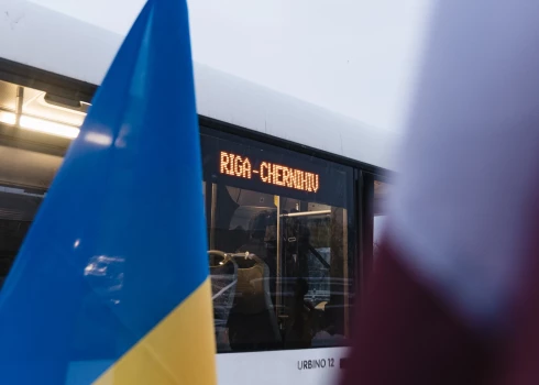 Ceļā uz Čerņihivu devušies 10 Rīgas dāvinātie autobusi
