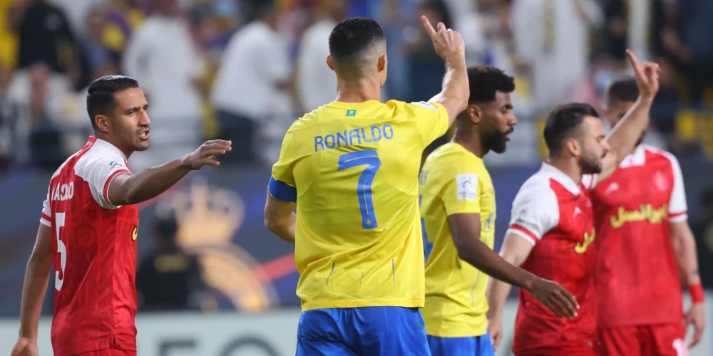 Krištianu Ronaldu krata pirkstu, norādot, ka 11 metru soda sitienu nevajag piešķirt.