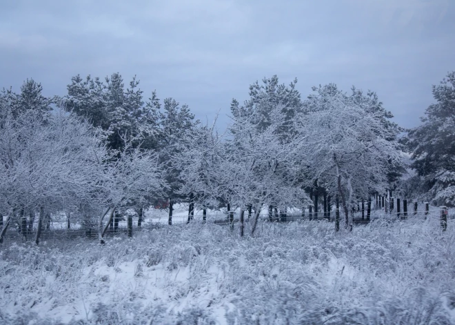 Naktī gaisa temperatūra vietām noslīdēs zem -10 grādiem