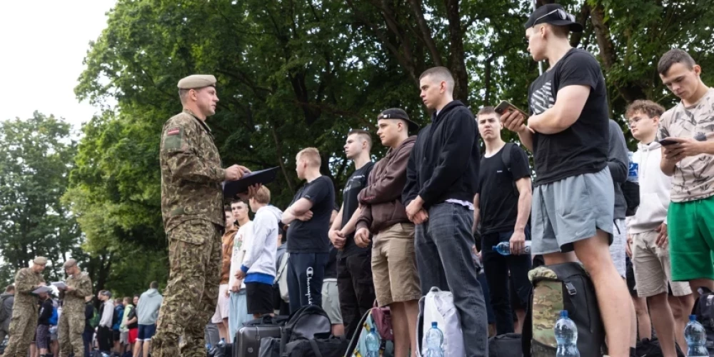 Армия как лотерея: перед очередным призывом Министерство обороны консультируется с Latvijas Loto