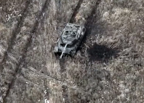 VIDEO: pirmie kadri ar Ukrainas frontē zaudēto "Leopard" tanku