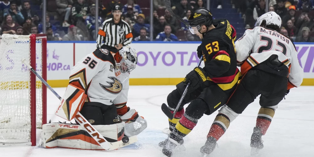 Bļugeram un "Canucks" uzvara pret "Ducks"; Balinskis nepiedalās zaudējumā pret "Maple Leafs"