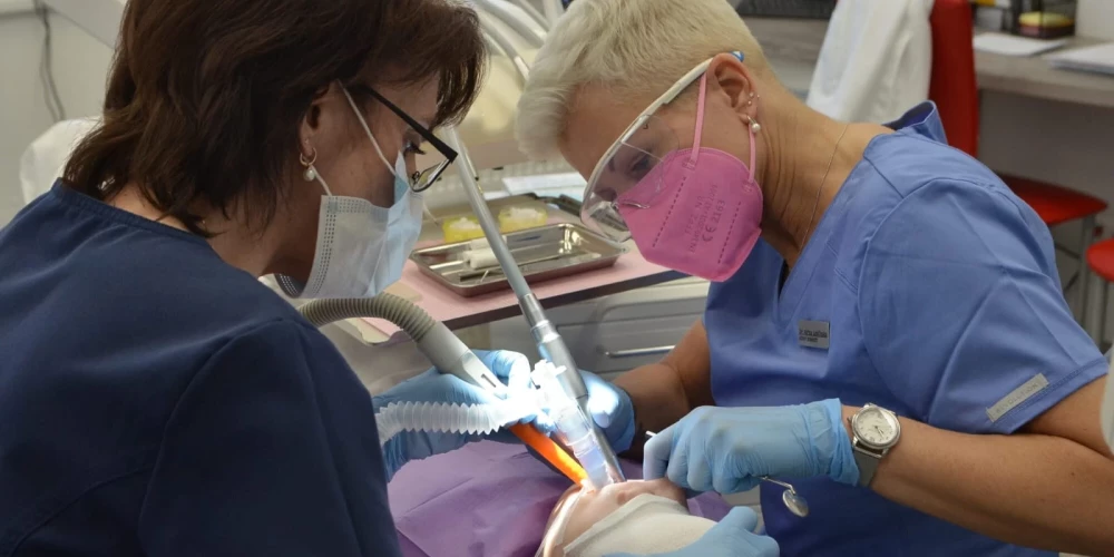 Zobārstes sirds neiztur: trīsgadniekam smagi bojāti jau 14 zobiņi; turklāt 11 zobi bija jāizrauj 