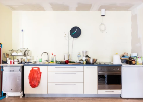 Pirms un pēc: kā iekārtot virtuvi, kas apvienota ar dzīvojamo istabu