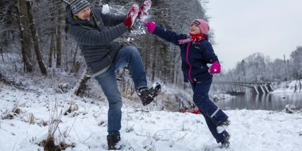 Дети счастливы, автомобилистам следует быть осторожными – в Латвии продолжит идти снег