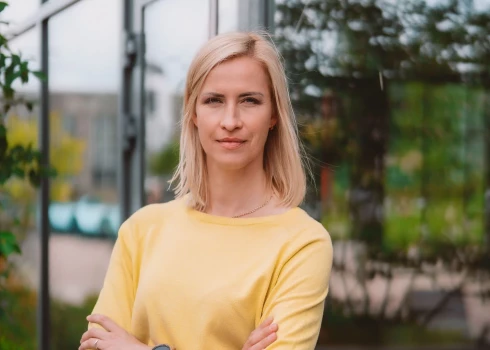 Lai spētu sarunāties ar bērnu par mākslīgā intelekta čata robotiem, vecākiem pirmām kārtām ir pašiem jāizpēta, kā tie darbojas un kādas ir to iespējas, uzsver Drossinternets.lv vadītāja Maija Katkovska.