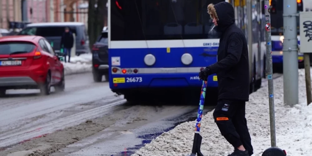 Даже зимой электроскутеры не пропадут с улиц Риги! Достаточно ли у людей опыта, чтобы ездить в таких условиях?