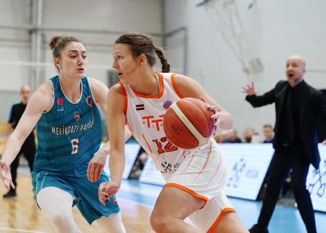 "TTT Rīga" spēlētāja Vanesa Jasa (nr.12, baltā tērpā) FIBA Eirokausa spēlē basketbolā sievietēm starp "TTT Rīga" un Turcijas "Melikgazi Kayseri" komandām "Rimi" Olimpiskajā centrā.