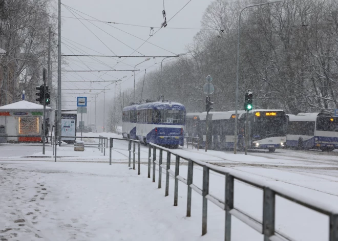 Ja snigšana turpināsies arī piektdien, "puteņa biļetes" paliks spēkā