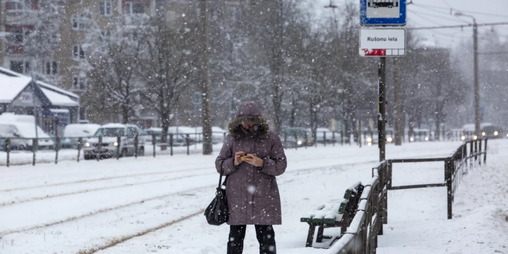 Общественный транспорт Риги катастрофически опаздывает из-за снегопада