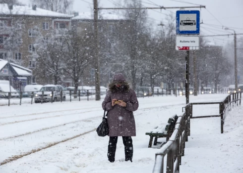 Общественный транспорт Риги катастрофически опаздывает из-за снегопада