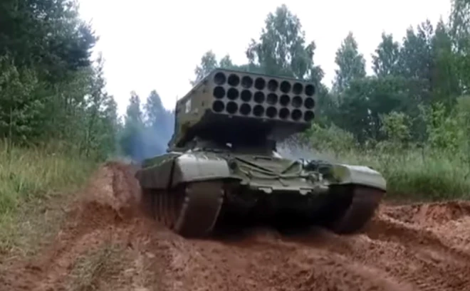 Reaktīvā daudzstobru liesmu metēju sistēma "TOS-1A" ar termobārisko lādiņu raķetēm ir iznīcinoša kaujas mašīna, kas savā ceļā spēj sagraut visu.