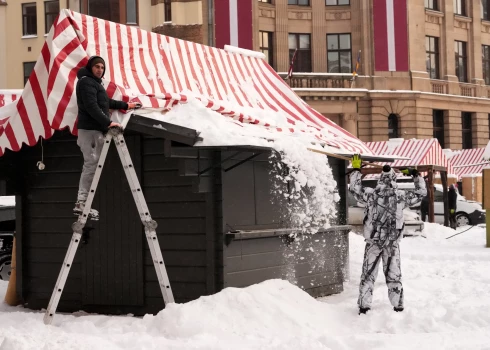 FOTO: Rīgā cenšas tīrīt sniegu, cilvēki dalās iespaidos par kupenām