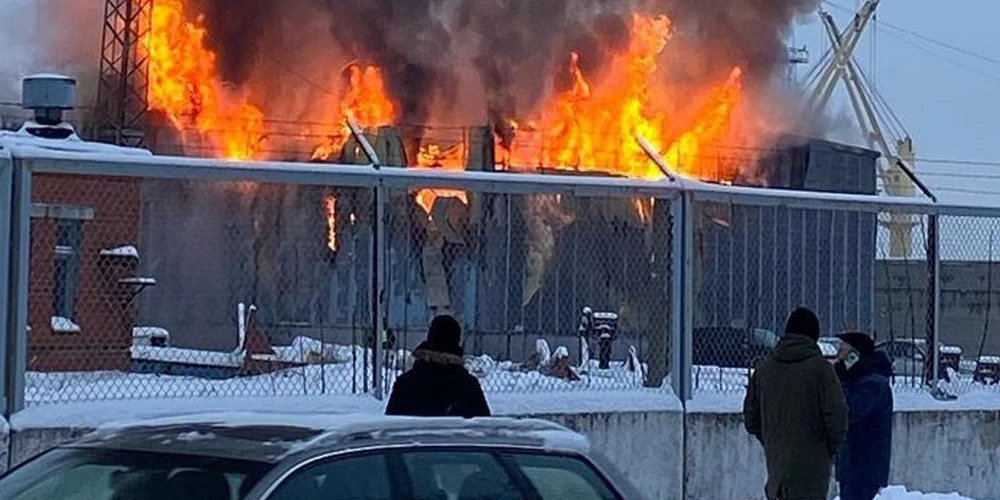 Deg ēka ostas teritorijā un virs mikrorajona pacēlies liels dūmu mākonis.