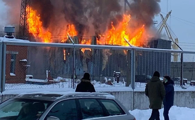 Deg ēka ostas teritorijā un virs mikrorajona pacēlies liels dūmu mākonis.