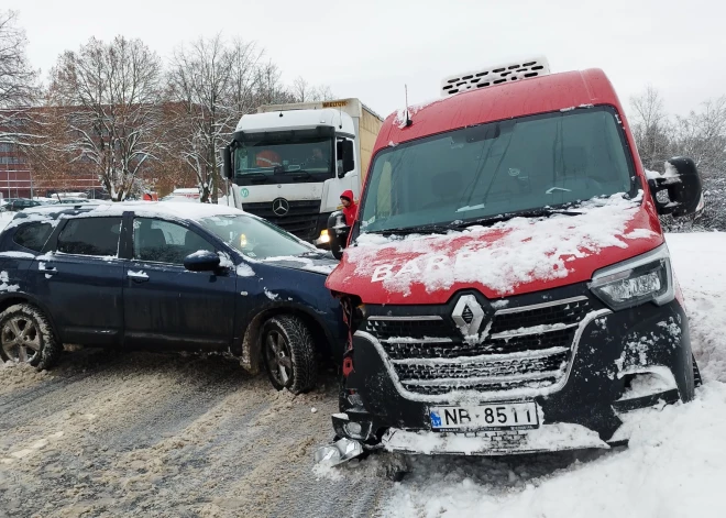 Dažu stundu laikā Latvijā reģistrēti jau teju 100 satiksmes negadījumi