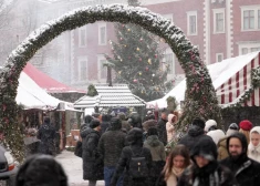 Рождественская ярмарка на Домской площади в Риге. (Фото: LETA)