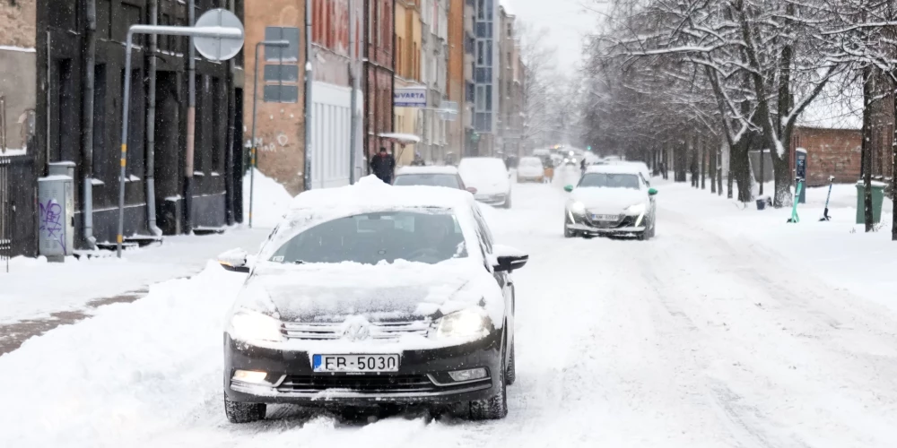 Nenotīrīts auto no sniega tērē vismaz 15% vairāk degvielas