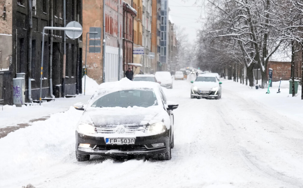 Nenotīrīts auto no sniega tērē vismaz 15% vairāk degvielas
