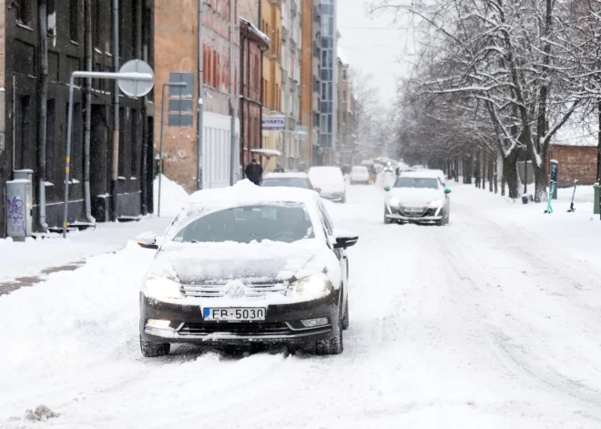 Nenotīrīts auto no sniega tērē vismaz 15% vairāk degvielas