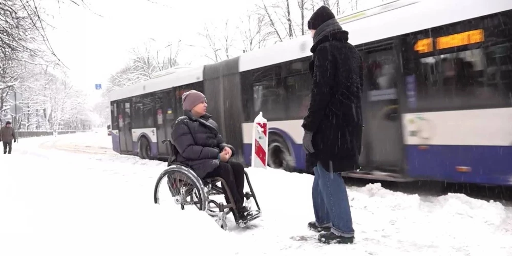 Затянувшийся ремонт трамвайной остановки стал настоящей бедой для рижанки в инвалидной коляске