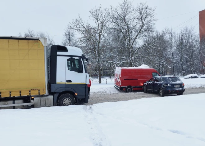 Ceļu satiksmes negadījumos cietuši 13 cilvēki, bet viens gājis bojā