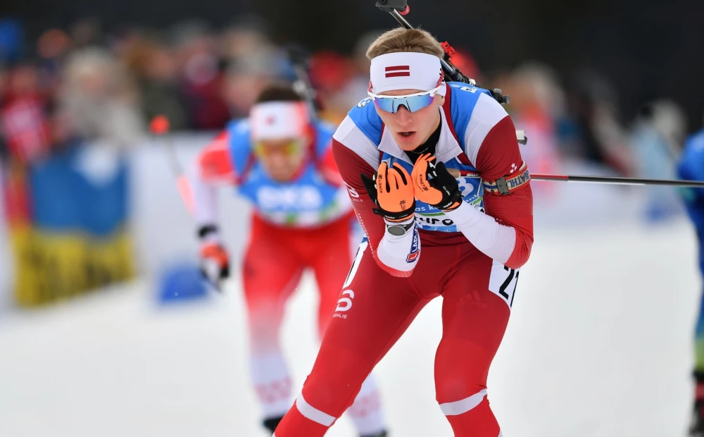 De latviske skiskytterne blir forbigått med én runde i stafetten og forblir sist