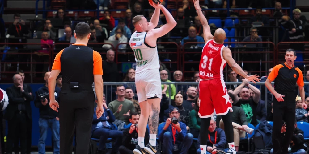 Rolands Šmits pret vienu no Milānas līderiem Ševonu Šīldsu.