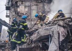 Glābēji Novohrodivkā pārmeklē gruvešus pēc okupantu trieciena dzīvojamai mājai. 2023. gada 30. novembris.