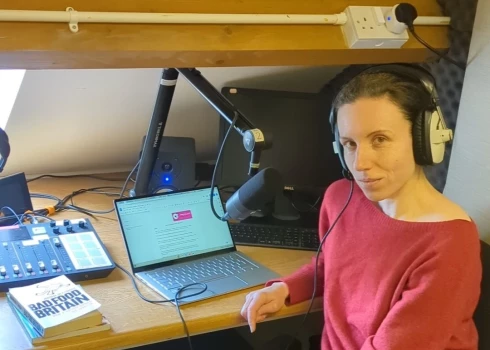 Pēc smagas izdegšanas Latvijā Kristīne pārcēlās uz Lielbritāniju un sāka vadīt savu radio šovu