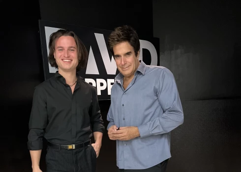 Dante savā dzimšanas dienā ar slaveno iluzionistu Deividu Koperfīldu. Jā, tā nav vaska figūra, bet pats 67 gadus vecais leģendārais burvju mākslinieks!