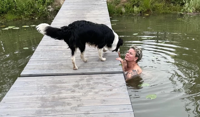 "Mans ikdienas kompanjons ir suns Viljams, un viņš no manis nenolaiž acis, viņš mani mīl, mīl bez jelkādiem nosacījumiem," saka Linda.