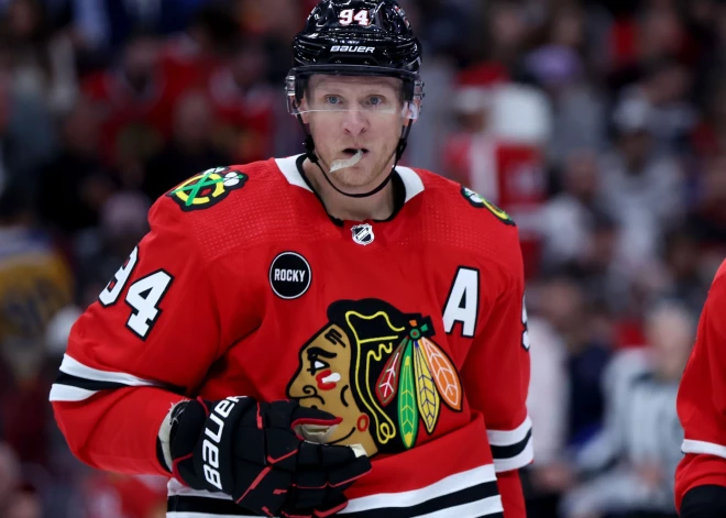 "Man patiešām ir ļoti žēl!" pieredzējušais NHL hokejists Korijs Perijs atvainojas par savu rīcību, kas "Blackhawks" lika viņu atlaist