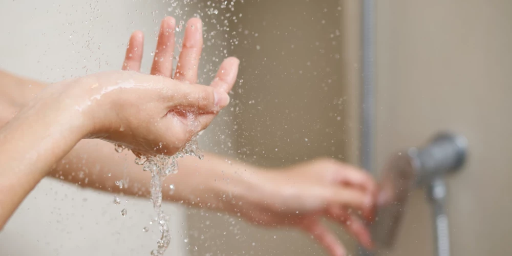 Ārsts nosauc iemesls, kāpēc bieža mazgāšanās dušā var būt kaitīgāka nekā tu domā